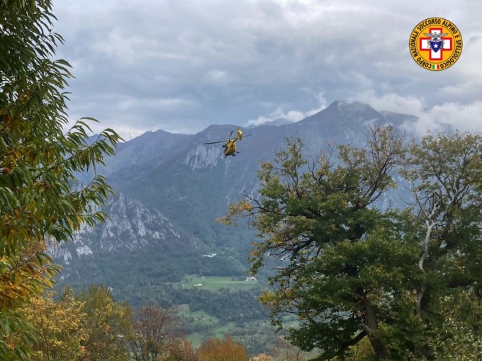 Precipita dal tetto di una baita: 57enne in condizioni serie. Soccorso anche un 64enne