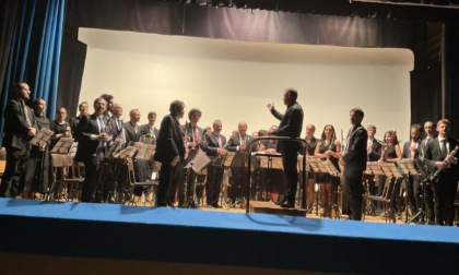 Valmadrera, platea gremita per il concerto dell’Orchestra Fiati della Brianza