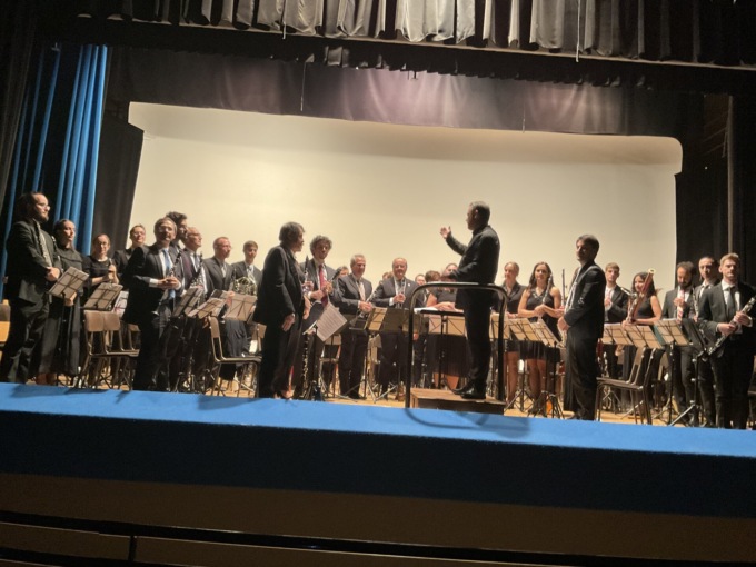 Valmadrera, platea gremita per il concerto dell’Orchestra Fiati della Brianza