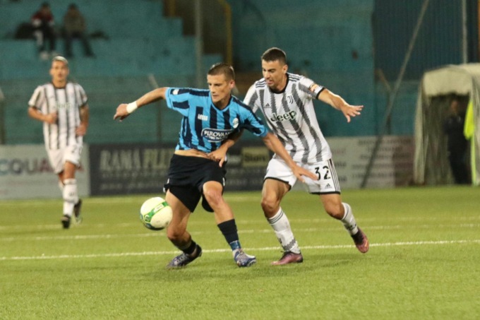 Pinzauti glaciale dal dischetto e il Lecco vendica la sconfitta in Coppa Italia