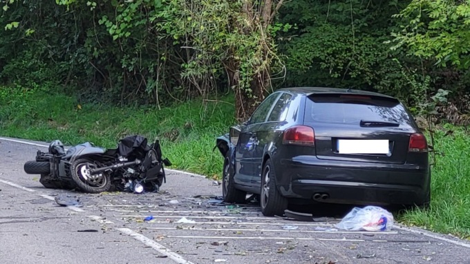 Frontale auto moto: 56enne in codice rosso