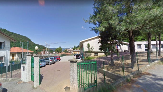 Grosso cane semina il panico davanti alle scuole