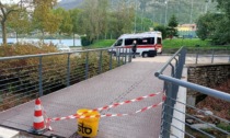 Si schianta in bici sul ponte danneggiato: 21enne in ospedale