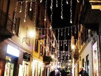 Le luminarie natalizie ci saranno nonostante la crisi energetica: a led e orari ridotti