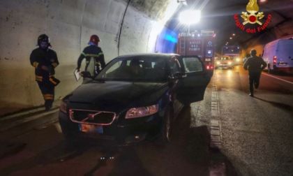 Fumo dal motore dell'auto in galleria: mobilitati i Vigili del fuoco