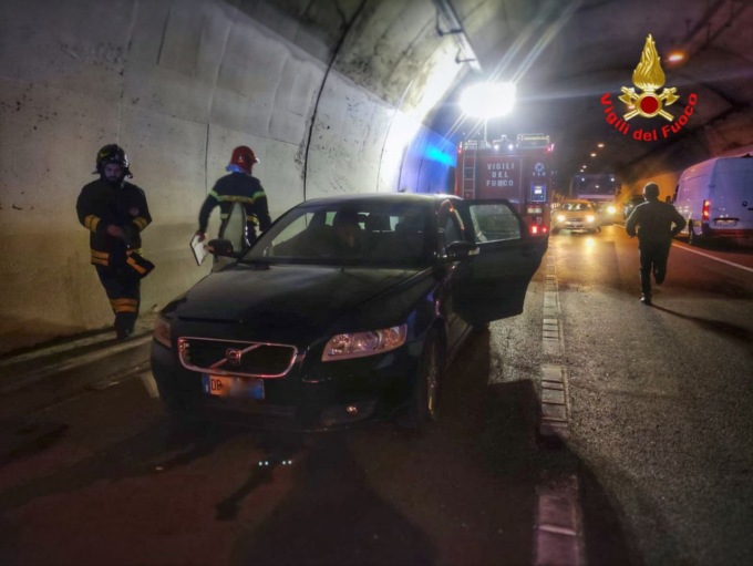 Fumo dal motore dell’auto in galleria: mobilitati i Vigili del fuoco
