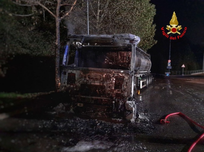 Autotreno in fiamme all’impianto di compostaggio: intervento dei Vigili del fuoco