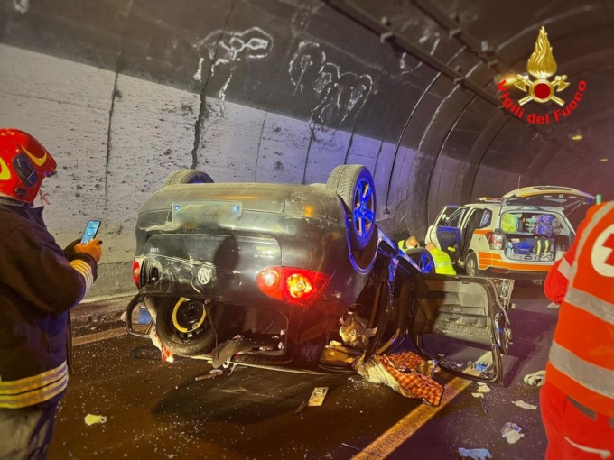 Auto ribaltata, 74enne estratto dalle lamiere contorte