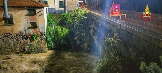 Maltempo:  Varrone osservato speciale. Tronco di 20 metri estratto dal torrente. Vigili del fuoco mobilitati