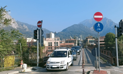 Traffico nel caos a Lecco, il Comune: "Non è colpa del Ponte vecchio, serve il Quarto ponte"