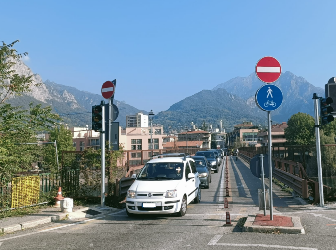 Traffico nel caos a Lecco, il Comune: “Non è colpa del Ponte vecchio, serve il Quarto ponte”