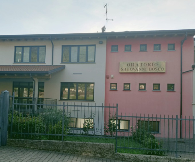 Raid in oratorio: via i soldi e scritte ingiuriose contro i volontari