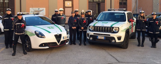 Nastro rosso sulla divisa per dire no alla violenza sulle le donne