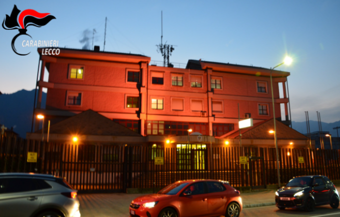 Le caserme di Lecco e Merate si tingono di arancio per dire no alla violenza sulle donne