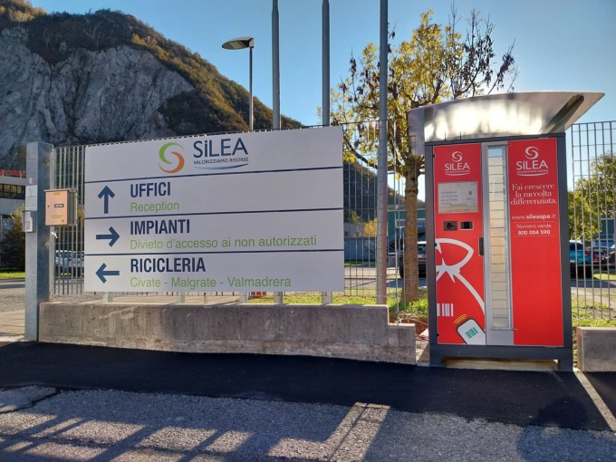 La raccolta differenziata diventa ancora più smart: arrivano i distributori automatici di sacchi