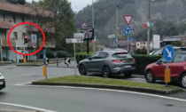 Ponte Vecchio: automobilisti fermi in coda ad un semaforo... che non diventerà mai verde IL VIDEO