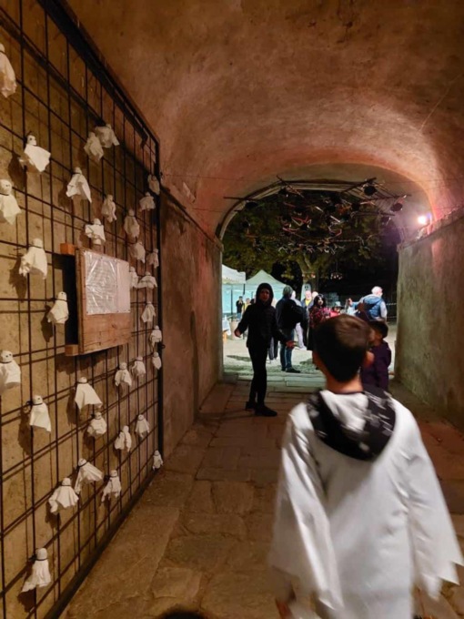 Successo per la  festa di Halloween, ma i vandali devastano gli addobbi