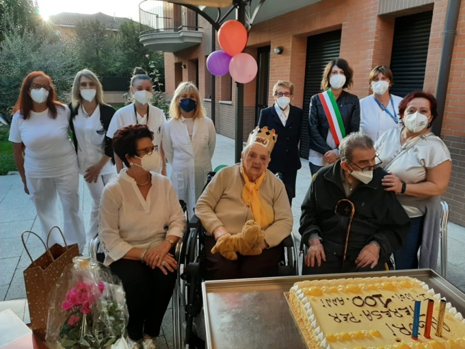 Lecco: 100 candeline per nonna Teresa, auguri!