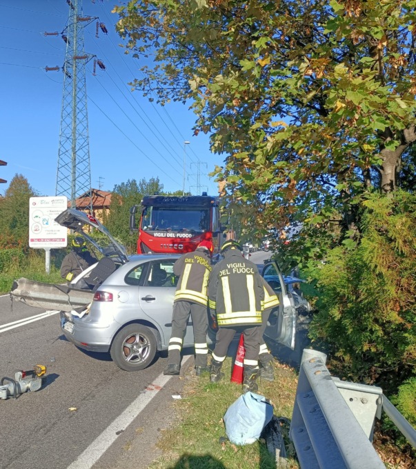 Schianto a Olginate: guard rail infilza l’auto, miracolato il passeggero