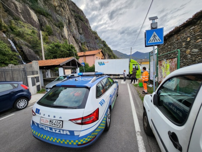 Rubano un camion e poi lo abbandonano di traverso sulla Provinciale