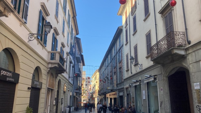 A Lecco si respira il Natale: ecco le prime rosse luminarie