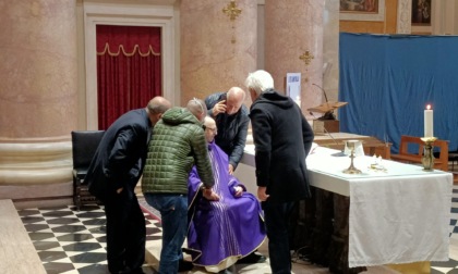 Parroco si accascia sull'altare mentre celebra un funerale
