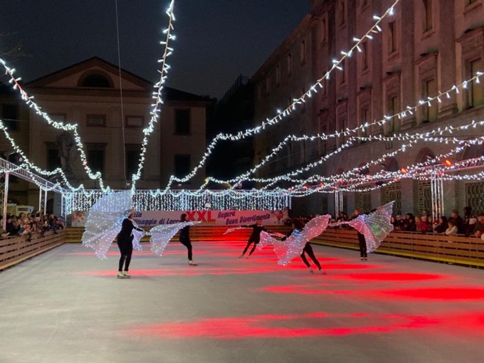 Lecco: inaugurata la pista di pattinaggio su ghiaccio. Foto e video dello spettacolo