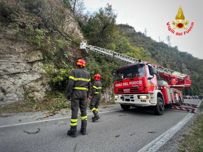 Varenna, caduta massi sulla Sp72: intervengono i Vigili del fuoco
