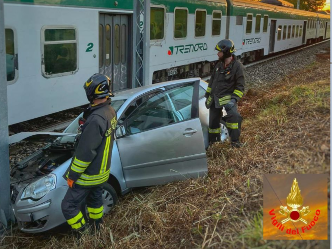 Escono di strada e finiscono con l’auto sul bordo della ferrovia
