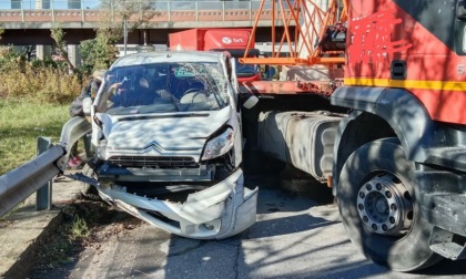 Schianto violento tra autotreno e furgone del Comune