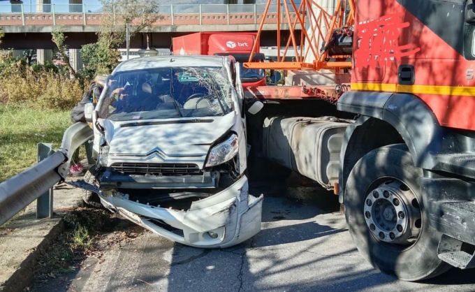 Schianto violento tra autotreno e furgone del Comune
