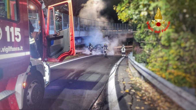 Auto a fuoco sullo svincolo della Statale 36