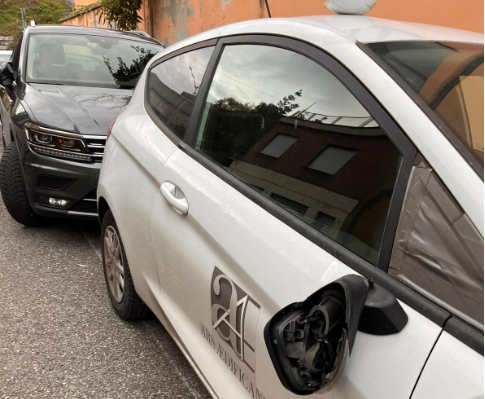 Ancora un raid vandalico a Lecco: auto danneggiate a Pescarenico
