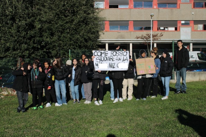 “Bagni inagibili da settimane”: studenti del liceo Medardo Rosso in sciopero