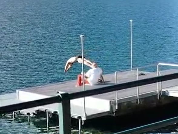 Lecco, il video di quel tuffo nel lago che a novembre non ti aspetti