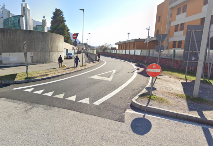 Tenta di imboccare il tunnel contromano: bloccata dagli automobilisti
