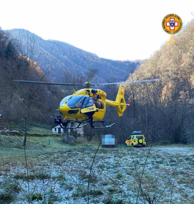 Si ferisce tagliando la legna, soccorso in elicottero