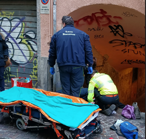 Malore in via Mascari a Lecco: anziano finisce in ospedale