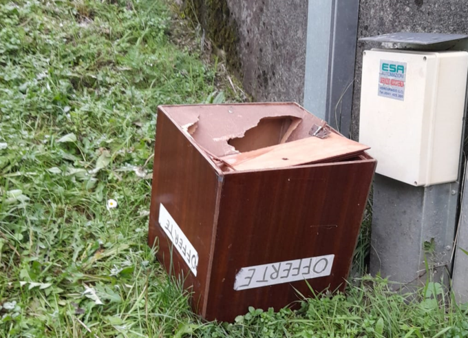 Rubano e abbandonano la cassetta delle offerte… ma non è della chiesa. Si cerca il proprietario