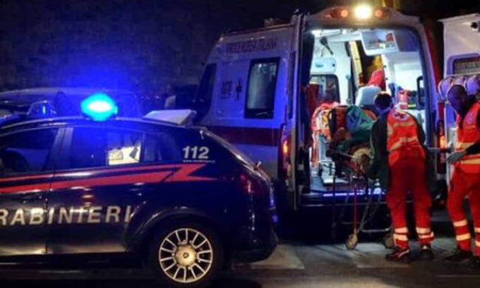 Terrore: minaccia di gettare il padre dal balcone