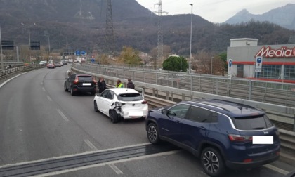 Schianto sul ponte Manzoni all'uscita dell'attraversamento di Lecco: code e traffico in tilt