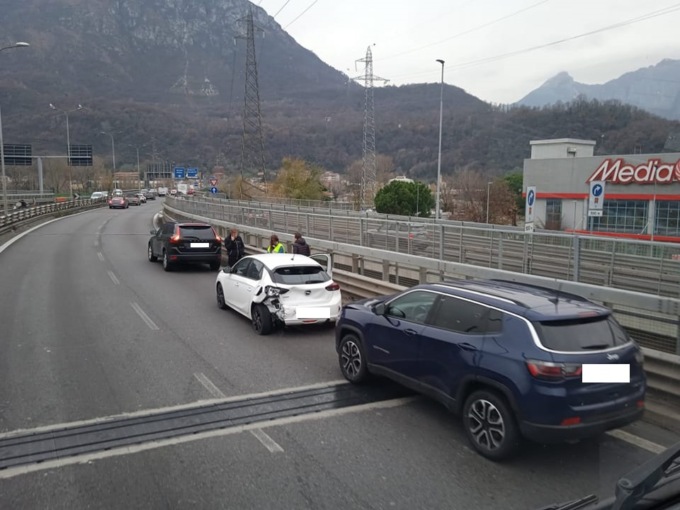 Schianto sul ponte Manzoni all’uscita dell’attraversamento di Lecco: code e traffico in tilt
