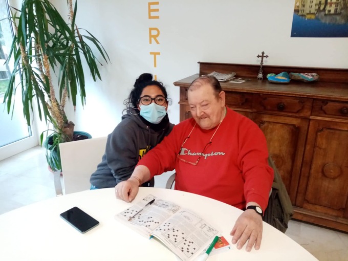 Si erano conosciuti via lettera in pandemia: l’abbraccio tra l’anziano in Rsa e la studentessa
