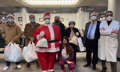 Babbo Natale porta i doni ai piccoli pazienti dell’Ospedale di Lecco