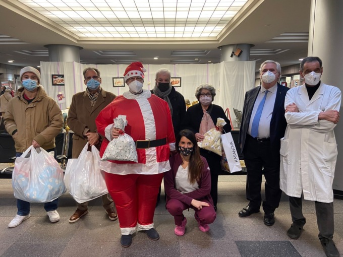 Babbo Natale porta i doni ai piccoli pazienti dell’Ospedale di Lecco