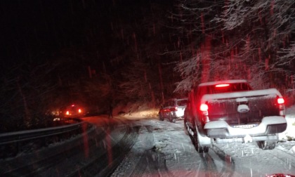 Forte nevicata in Valle: auto e camion bloccati