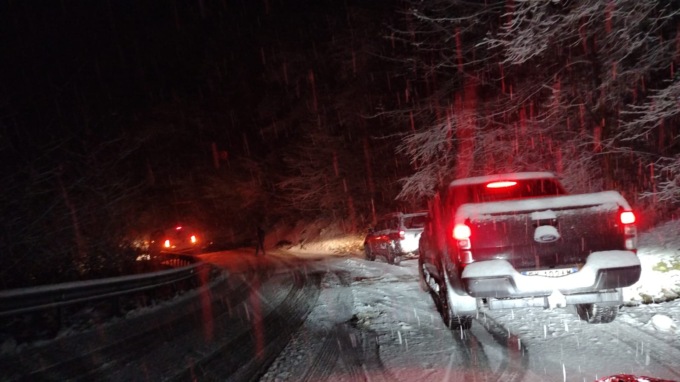 Forte nevicata in Valle: auto e camion bloccati