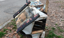 Vandali in azione al Lavello: bruciata la casetta del book crossing