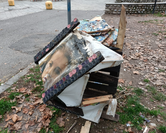Vandali in azione al Lavello: bruciata la casetta del book crossing