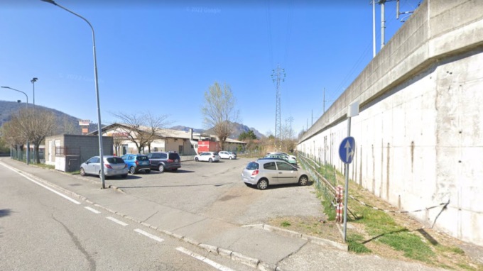 Vandali scatenati: raffica di gomme tagliate alle auto in pieno giorno